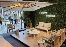 De Umi parasol en Tali stoelen (links) zijn nieuw van Diphano. In Milaan laat het label zien dat ze zowel de residentiële- als projectmarkt kunnen bedienen.